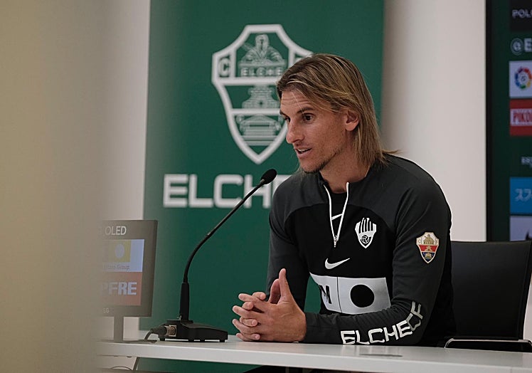 Beccacece responde a los periodistas en la sala de prensa del Martínez Valero