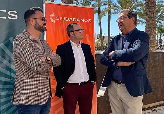 El candidato a la Alcaldía, Adrián Santos, con César Anca y el número 1 por la provincia, José Miguel Saval.
