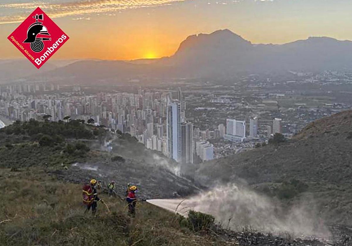 Los bomberos apagan las llamas del incendio en Serra Gelada el pasado mes de junio