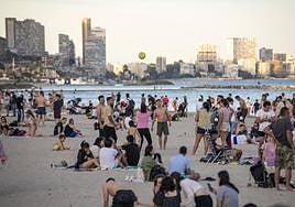 Personas disfrutan en la playa del Postiguet durante uno de los días cálidos de marzo