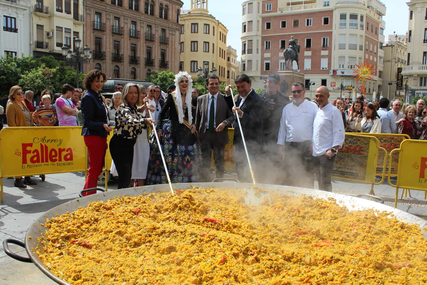 Alicante ha preparado un arroz gigante para 700 comensales en el centro de Córdoba.