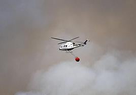 Un helicóptero actúa en las labores de extinción del fuego en Villanueva de Viver.