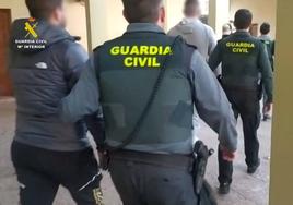 Los agentes trasladan a los detenidos en dependencias de la Guardia Civil.