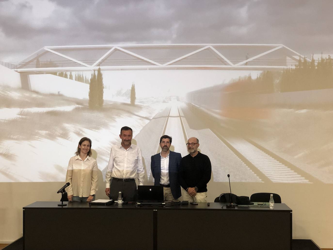 El alcalde, Carlos González, con la concejal de Urbanismo, Ana Arabid, y los ingenieros, en la presentación del proyecto.