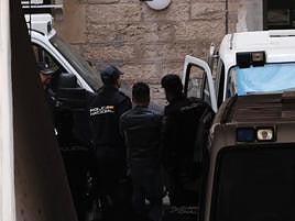 El detenido en el momento de llegar al juzgado.