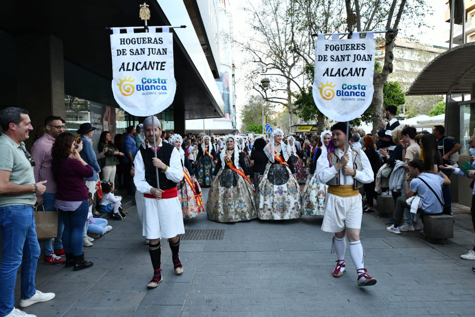 Las belleas promocionana Alicante en el corazón de Córdoba