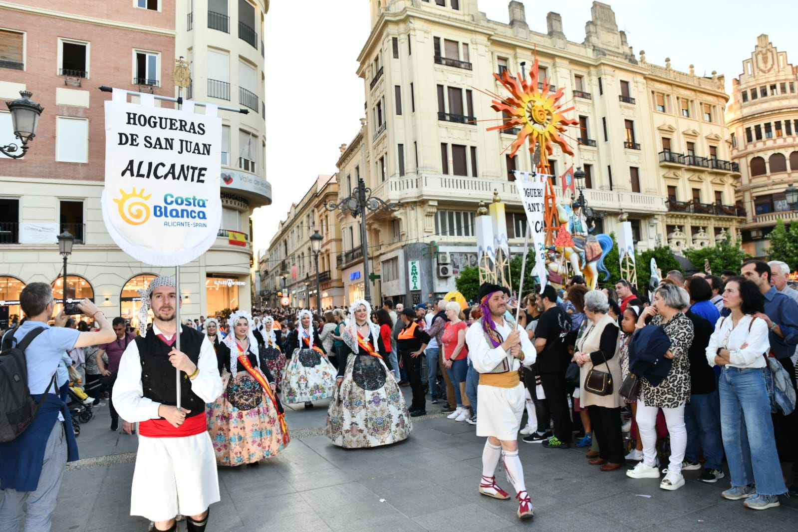 Las belleas promocionana Alicante en el corazón de Córdoba