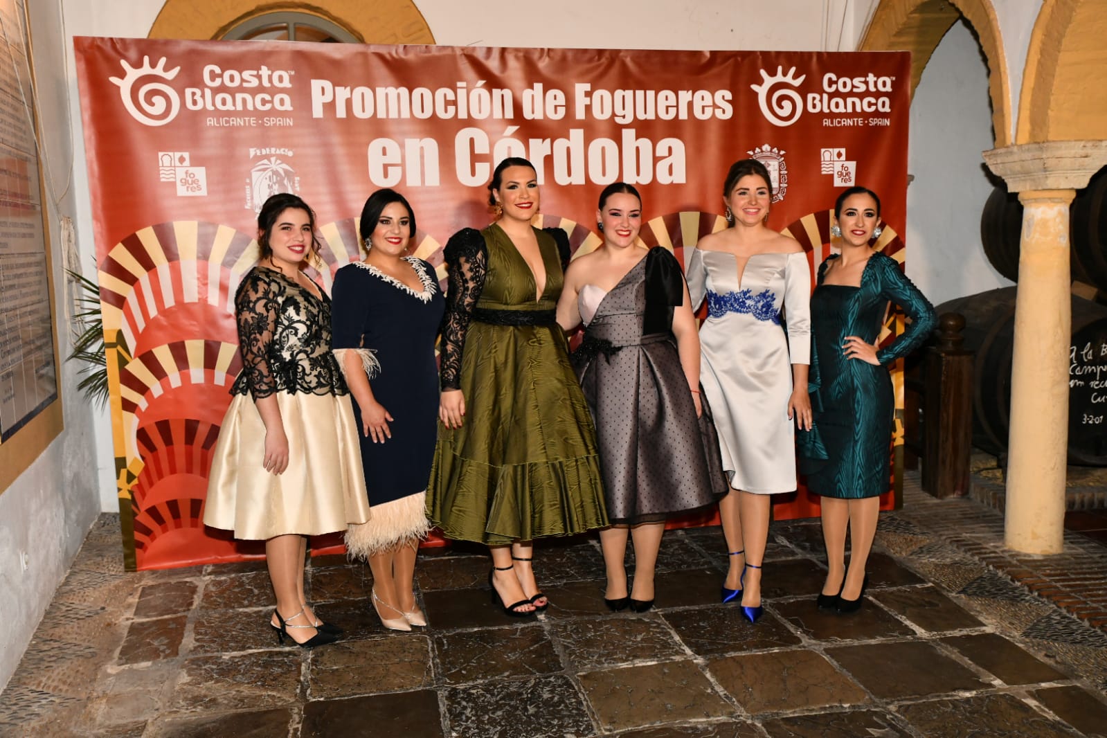 El color de las mujeres de fuego brilla con luz propia en la cena de gala de las convivencias