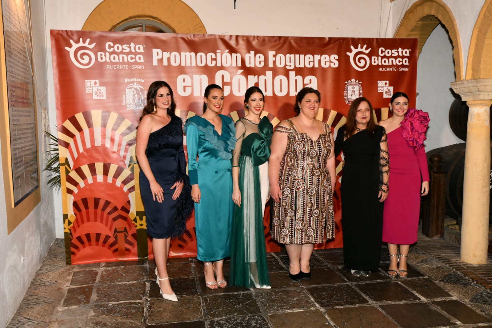 El color de las mujeres de fuego brilla con luz propia en la cena de gala de las convivencias