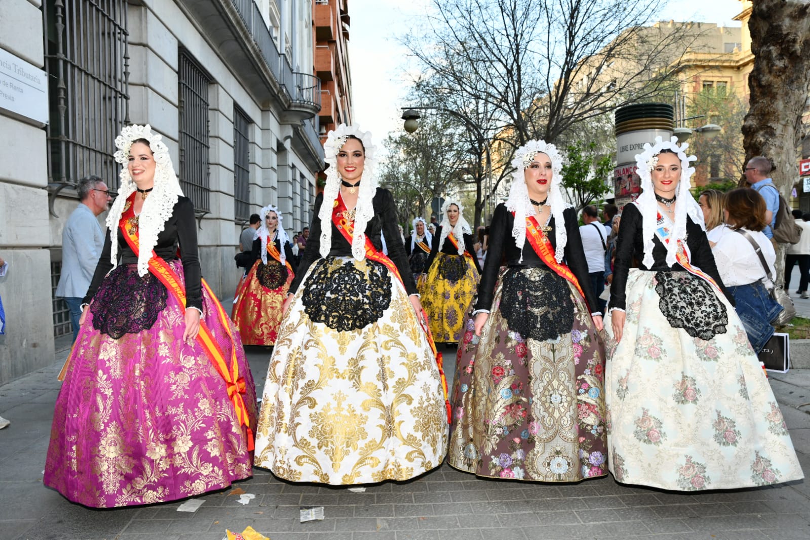 Las belleas promocionana Alicante en el corazón de Córdoba