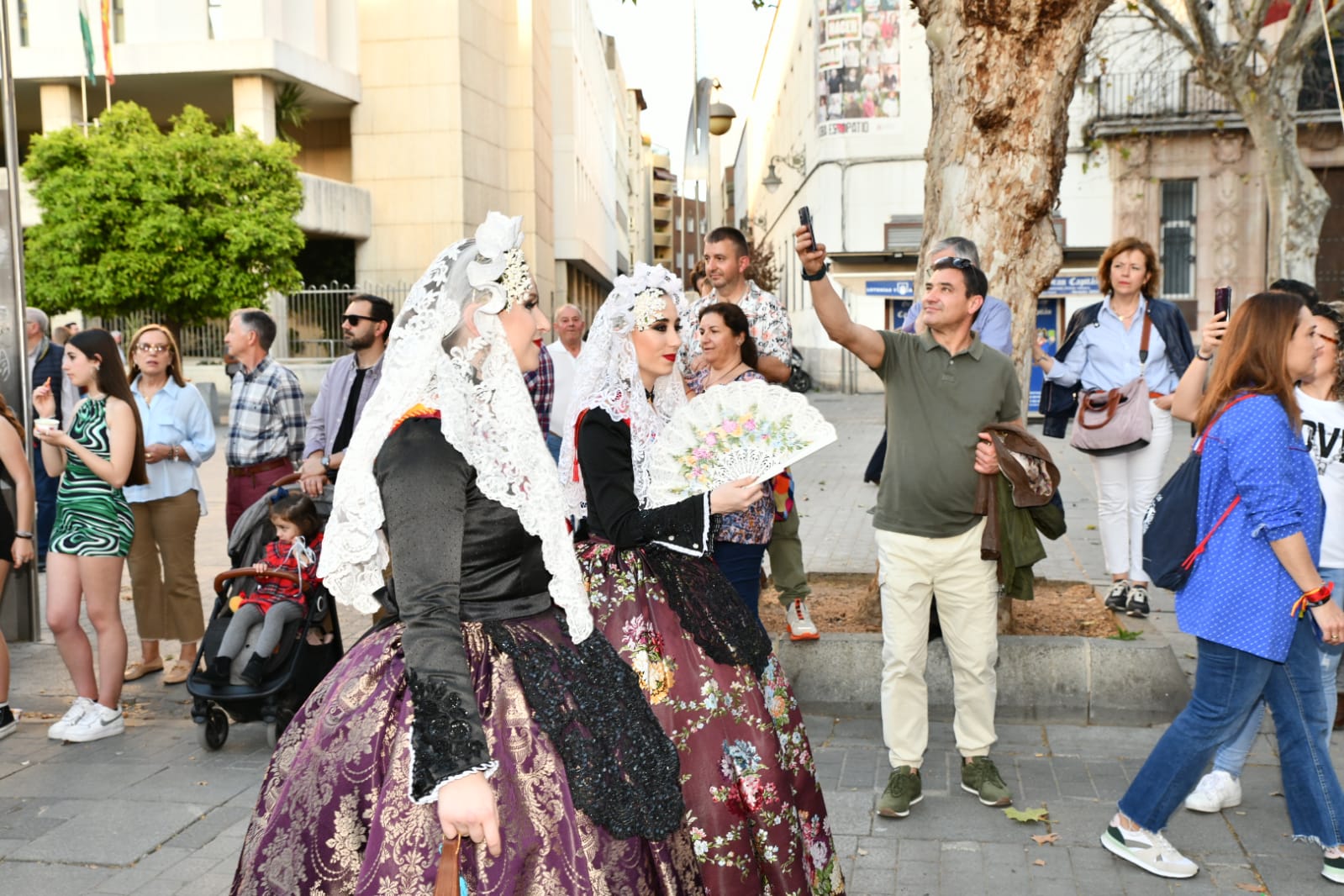 Las belleas promocionana Alicante en el corazón de Córdoba