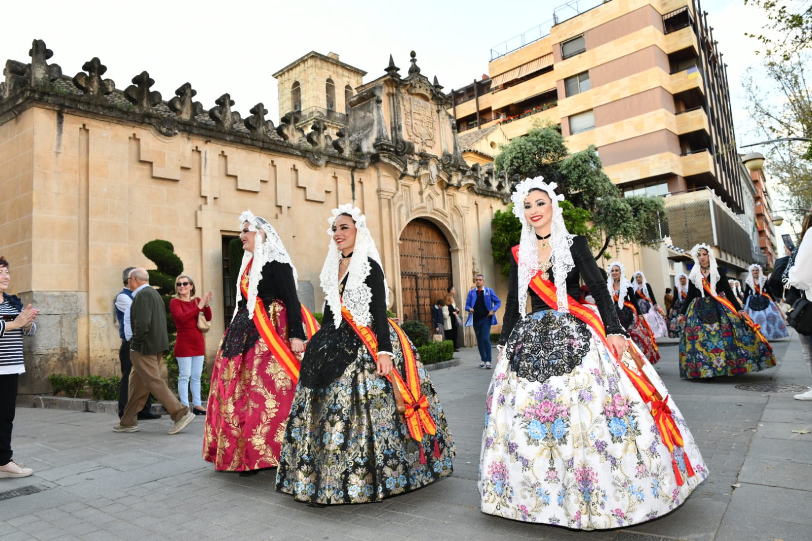 Las belleas promocionana Alicante en el corazón de Córdoba