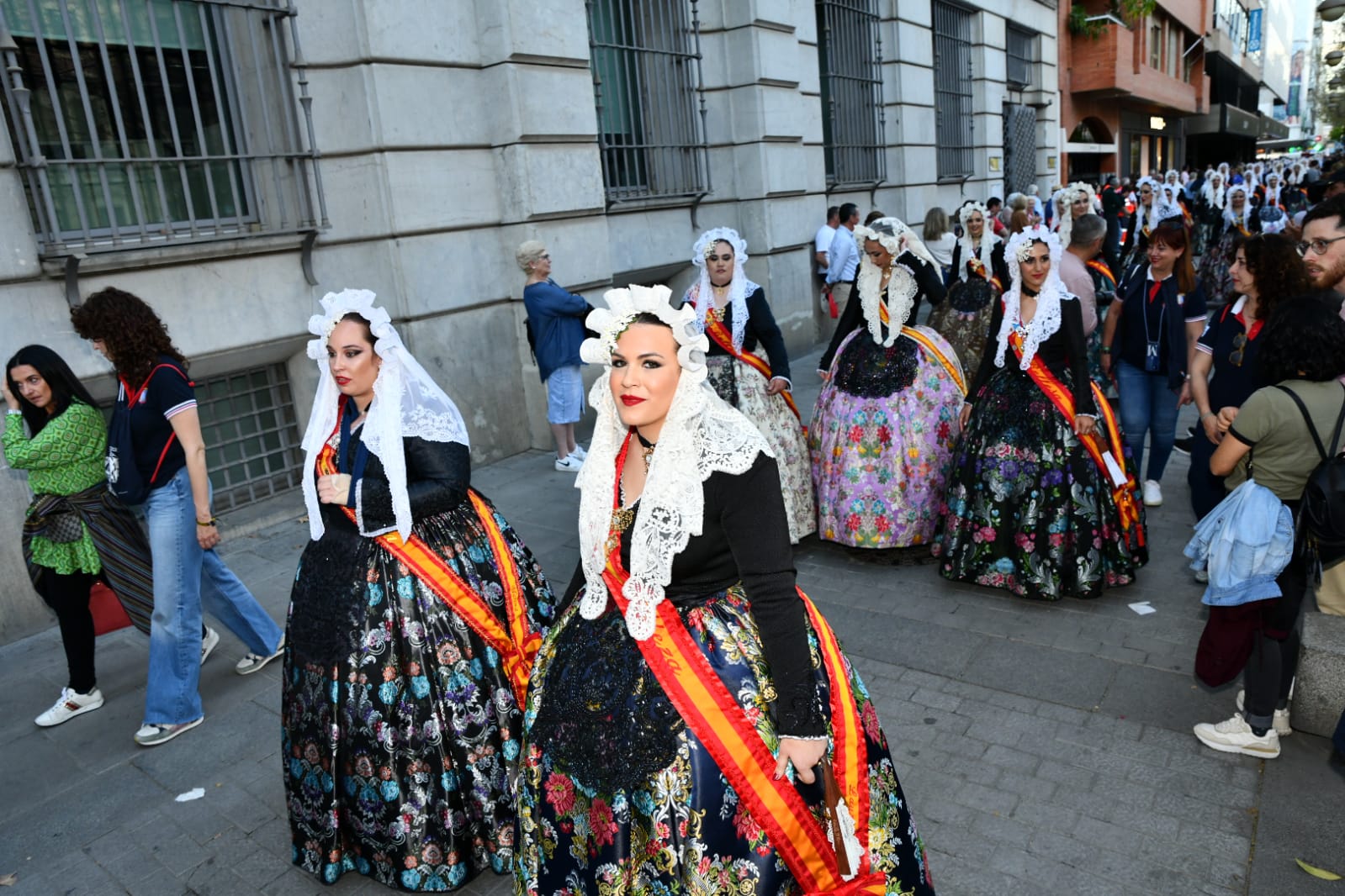 Las belleas promocionana Alicante en el corazón de Córdoba