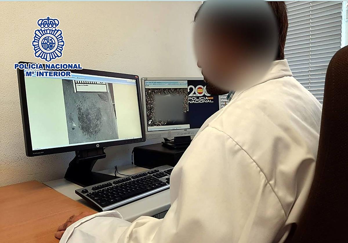 Investigador de la Policía Nacional revisa la base de datos de huellas dactilares.