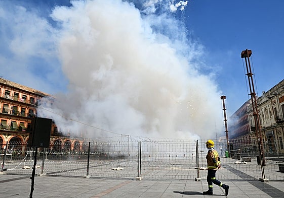 Momento de la mascletà de las Hogueras de San Juan en la plaza de la Corredera de Córdoba.