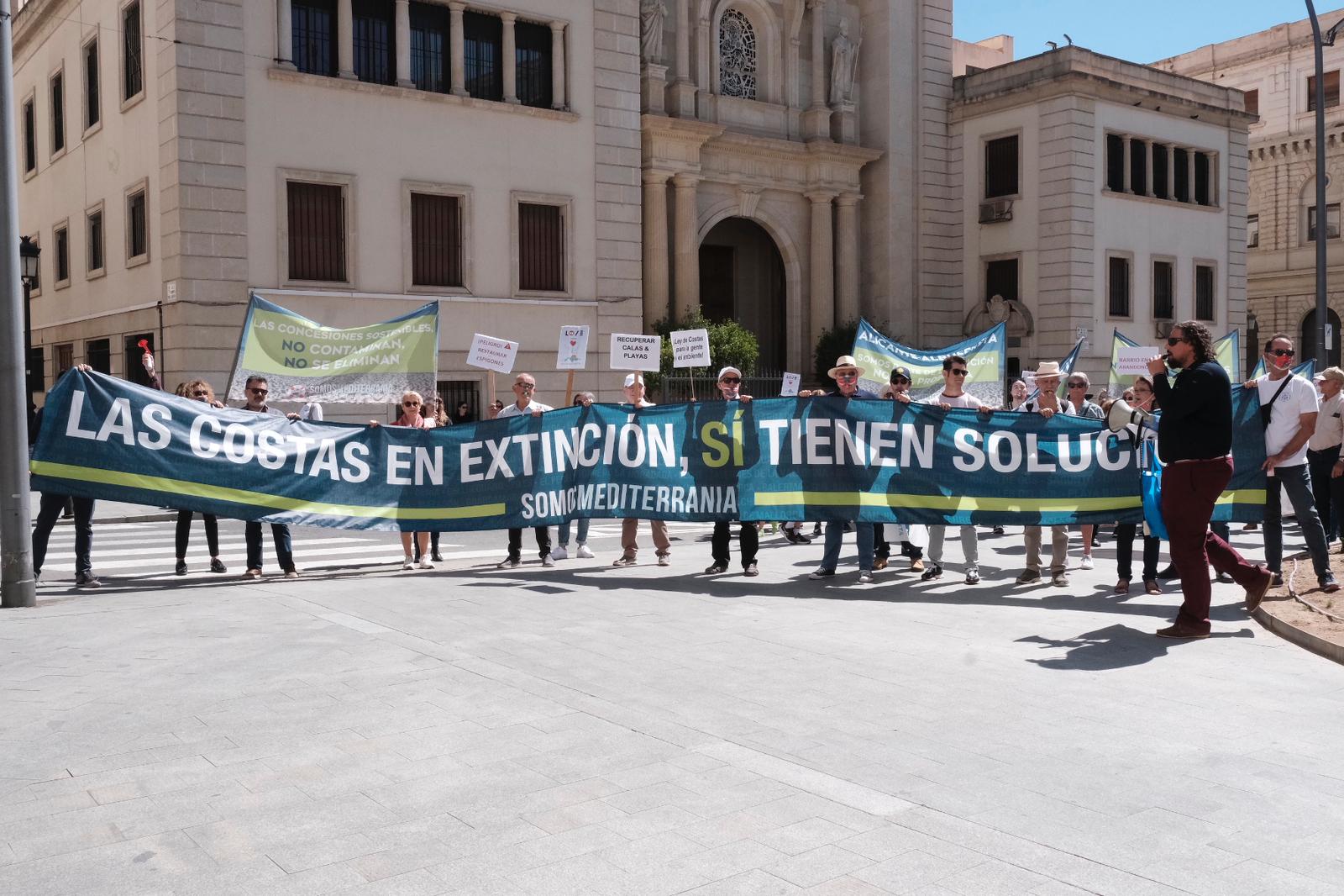 Los manifestantes han lucido pancartas en las que se podía leer «Barrio en abandono» o «Recuperar los espigones»