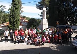 Los vecinos y voluntarios en la jornada de limpieza del Montgó