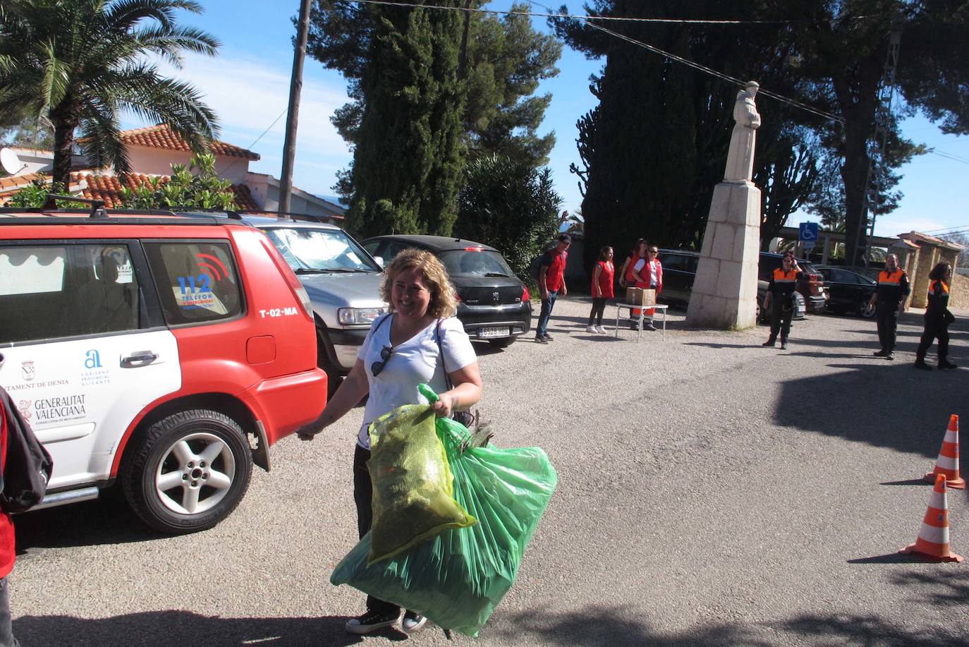 Donde no alcanza la Generalitat, llegan los vecinos