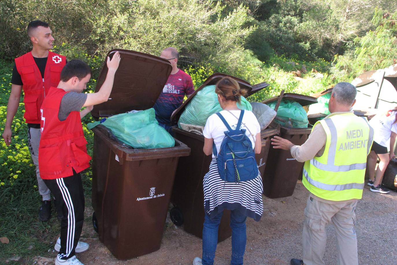 Donde no alcanza la Generalitat, llegan los vecinos