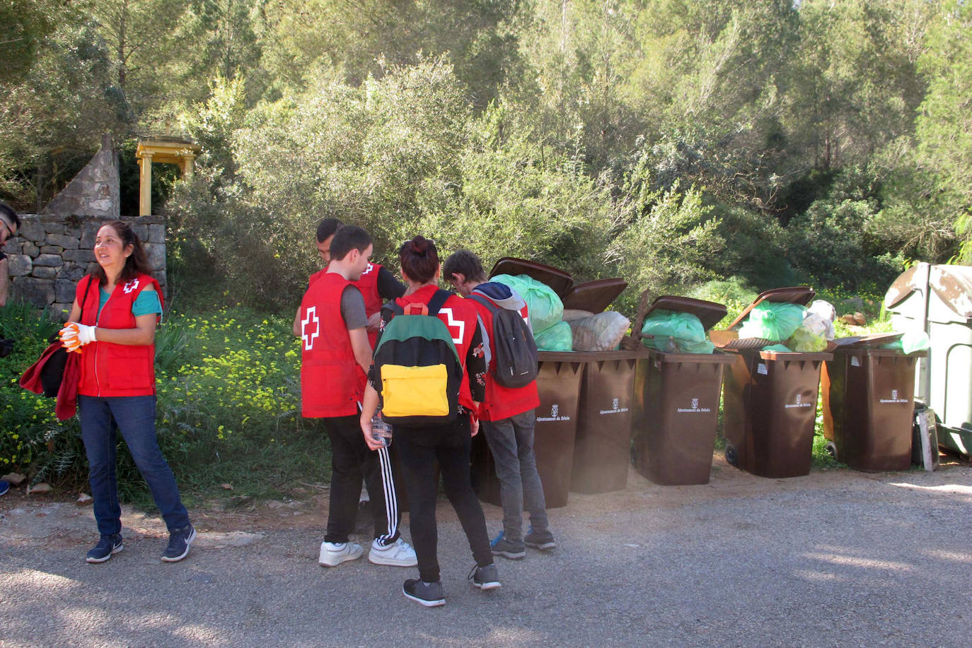 Donde no alcanza la Generalitat, llegan los vecinos