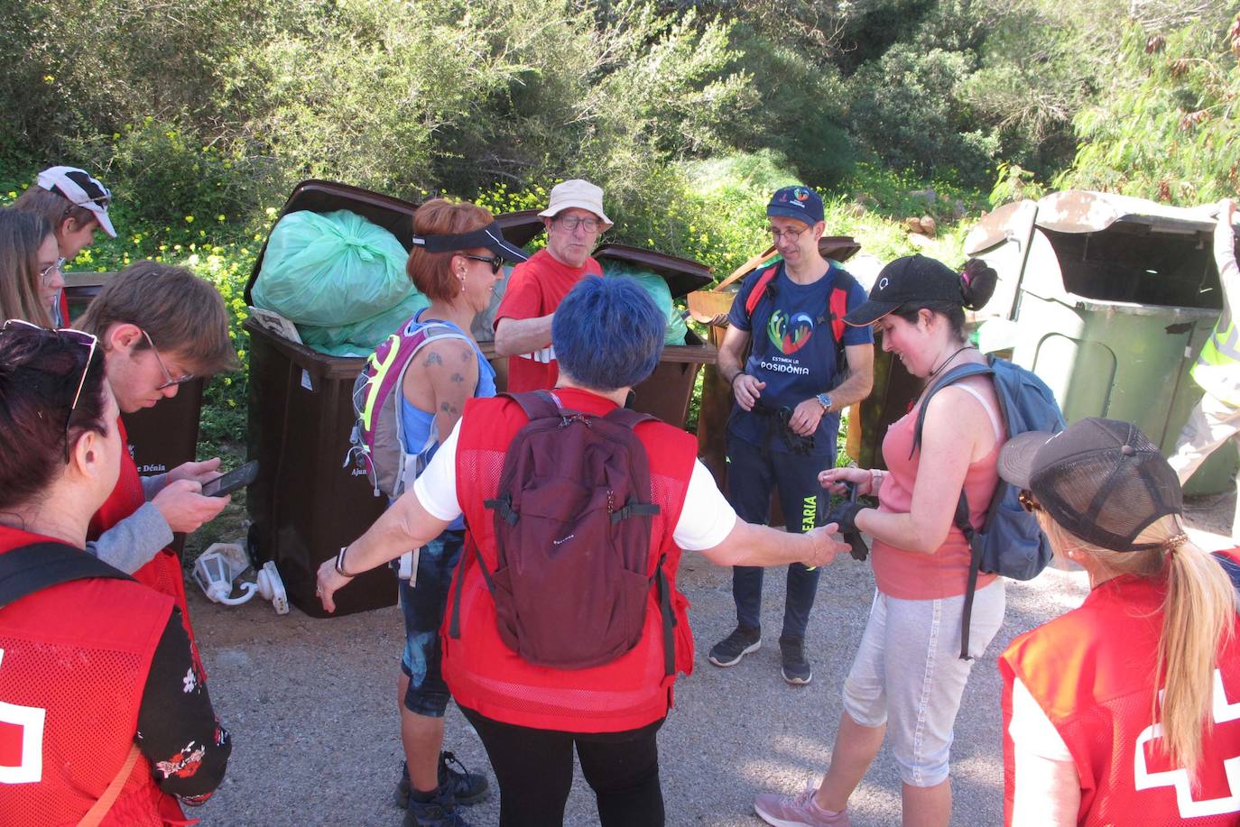 Donde no alcanza la Generalitat, llegan los vecinos