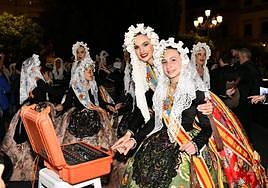 Luz y fuego brindan la cremà de una hoguera en Córdoba