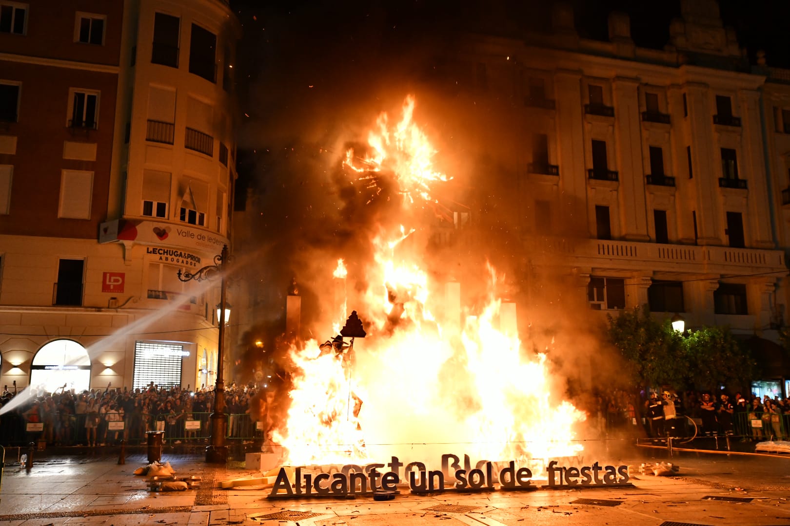 Luz y fuego brindan la cremà de una hoguera en Córdoba