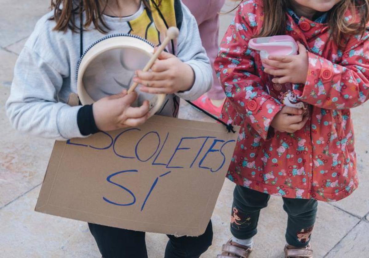 Dos niñas, en la protesta por el cierre de Siete Enanitos y el traslado a Els Xiquets.