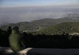 Columnas de humo del incendio forestal entre Castellón y Teruel vistas desde el Pico de Santa Bárbara.