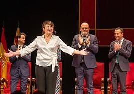 La profesora María Asunción Berbegal recibe el aplauso del Gran Teatro de Elche tras su pregón.