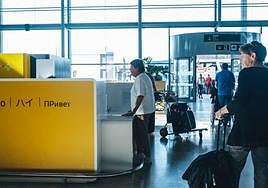 Turistas en el aeropuerto de Alicante-Elche