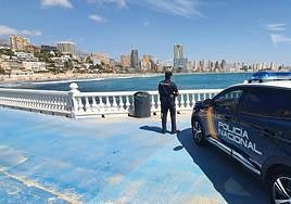 Imagen de archivo de un coche patrulla de la Policía Nacional en Benidorm