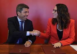 El presidente de la Diputación, Carlos Mazón, y la vicepresidenta del Consell, Aitana Mas, tras la rúbrica del acuerdo.