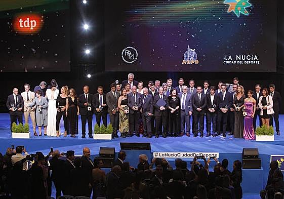 Foto de familia de autoridades y premiados durante la Gala Nacional del Deporte.