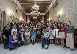 Acto de distinción a los finalistas de los premios 'Festers d'Alacant' en el Ayuntamiento.