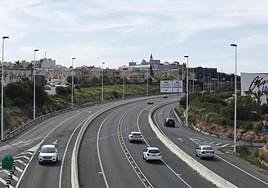 La N-332 a su paso por los cines del centro comercial Habaneras.