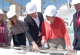 La ministra Isabel Rodríguez atiende las explicaciones de los proyectos en Alcoi.