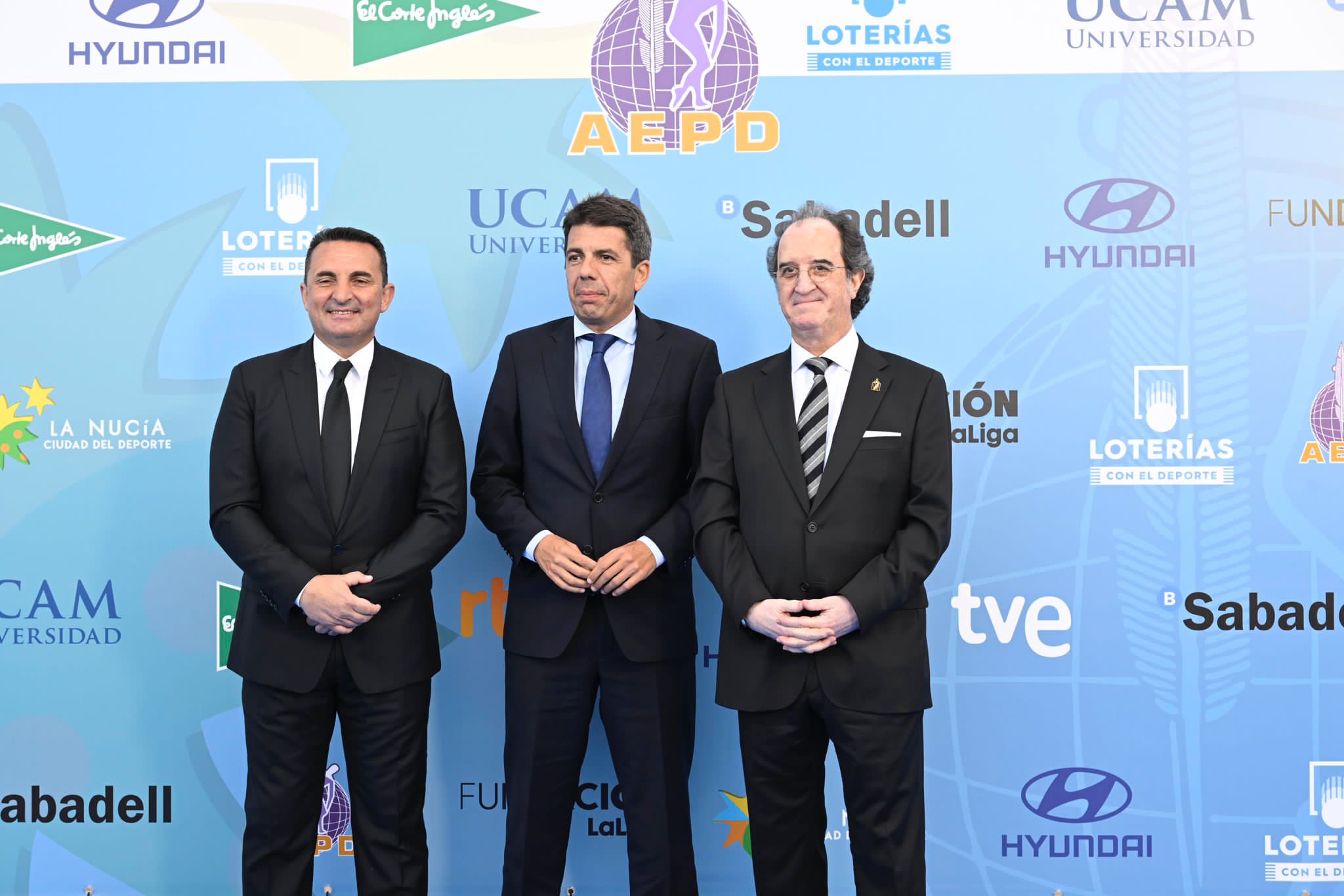 En el centro, el candidato a presidente de la Generalitat Valenciana, Carlos Mazón