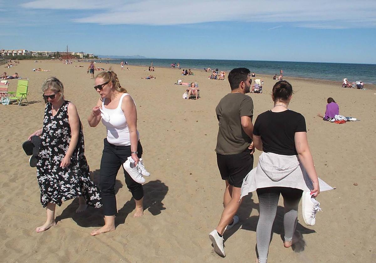 Personas paseando por las playas de Dénia