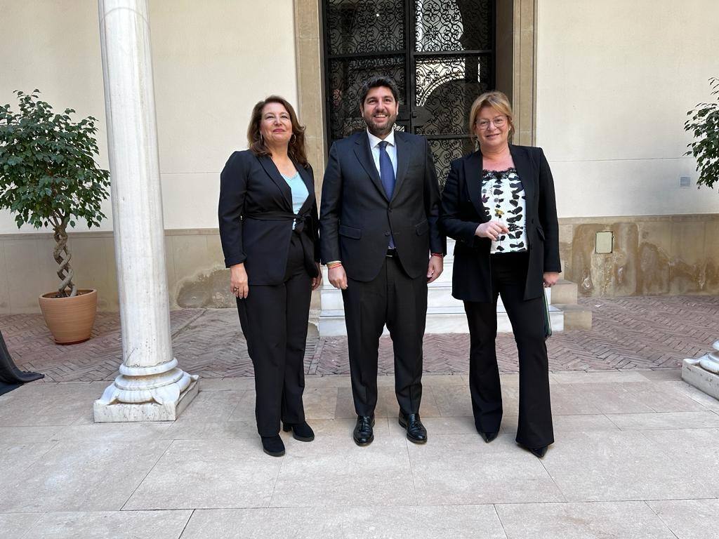 López Miras con Carmen Crespo y la diputada alicantina Ana Serna.