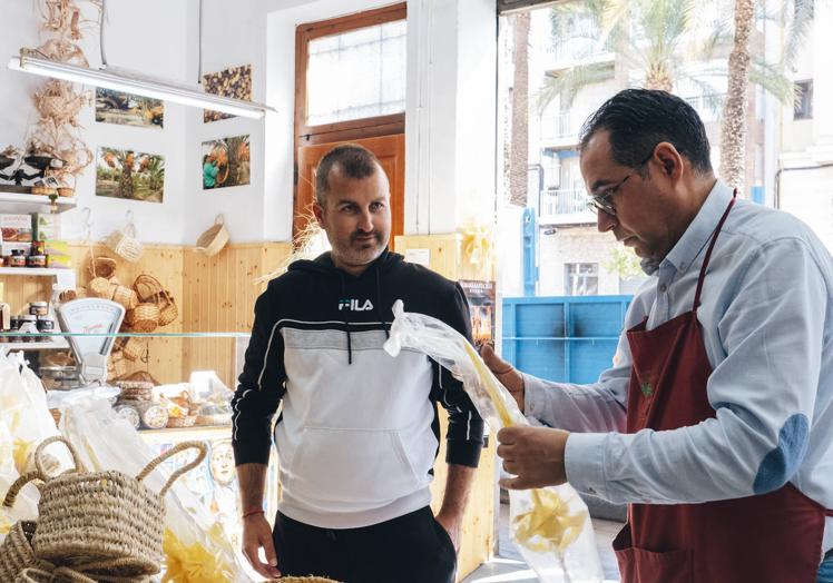 Pepe Serrano vendiendo un ejemplar de palma blanca en el negocio familiar.