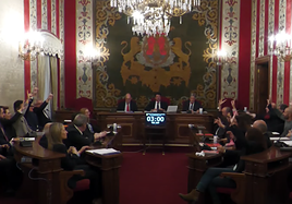 Ciudadanos votando a favor de la iniciativa