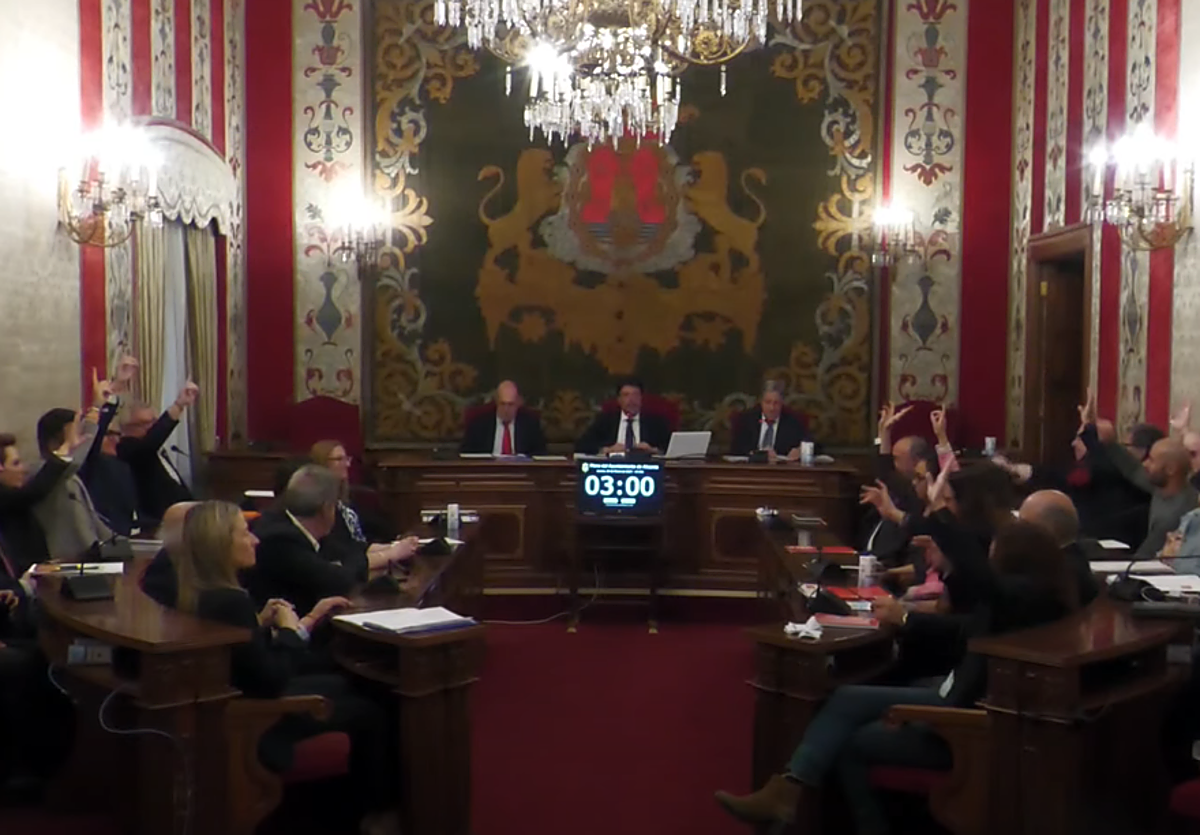 Ciudadanos votando a favor de la iniciativa