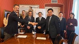 El gerente de la DOP Alicante, Eladio Martín, con el representantre chino.