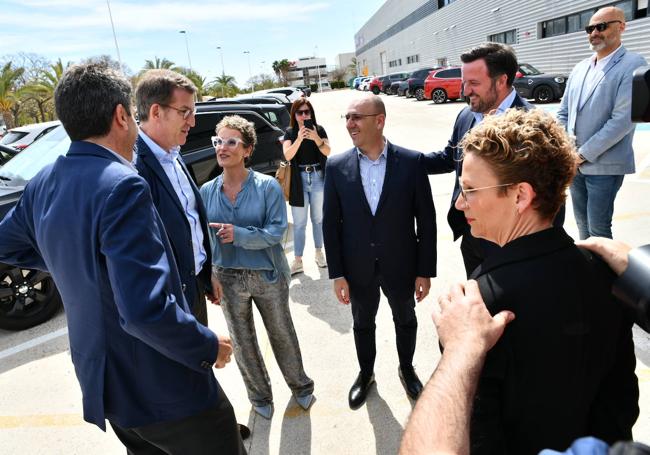 Los hermanos Perán reciben a Feijóo y a Mazón, a las puertas de la fábrica.