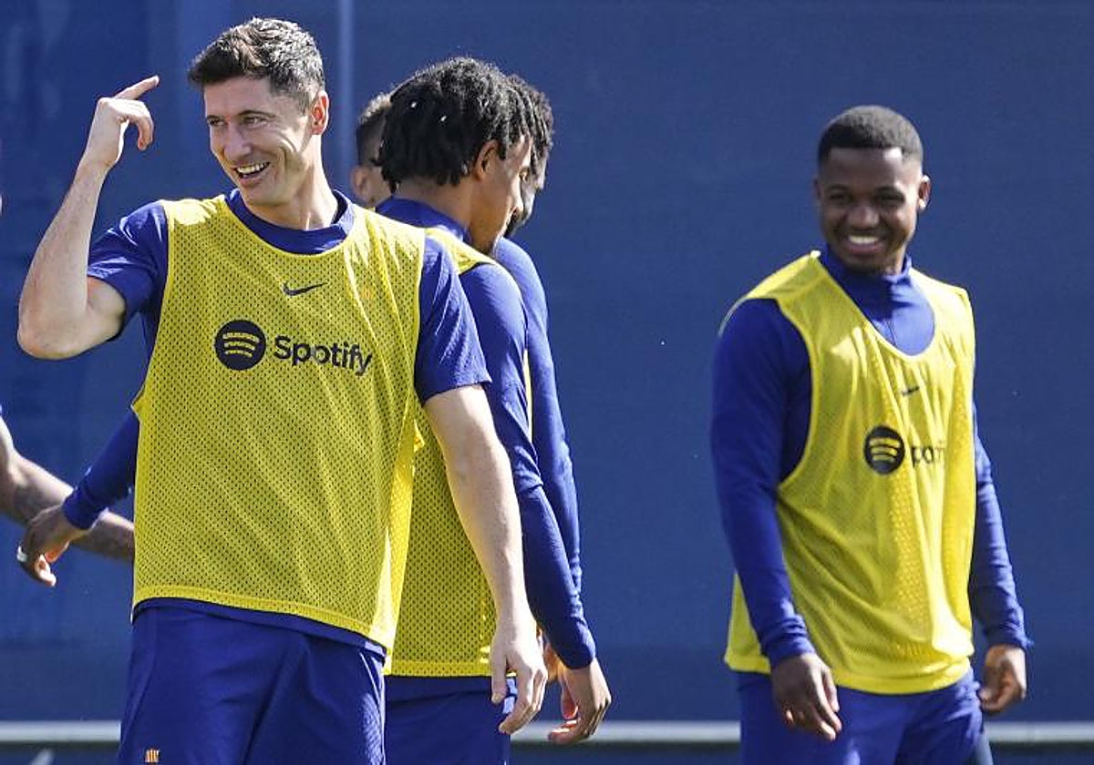 Lewandowski sonríe en el entrenamiento de hoy del FC Barcelona