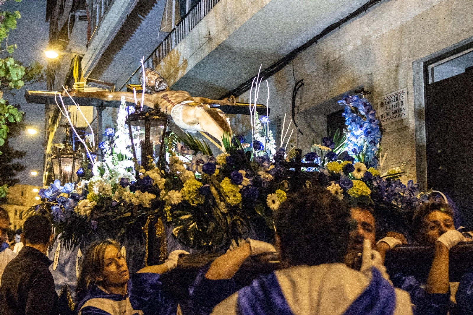 Una procesión de Semana Santa recorre Alicante.
