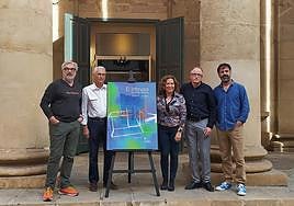 Presentación del cartel de la obra en la puerta del Teatro Principal