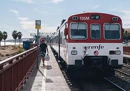 Cercanías Alicante-Murcia de Renfe en San Gabriel.