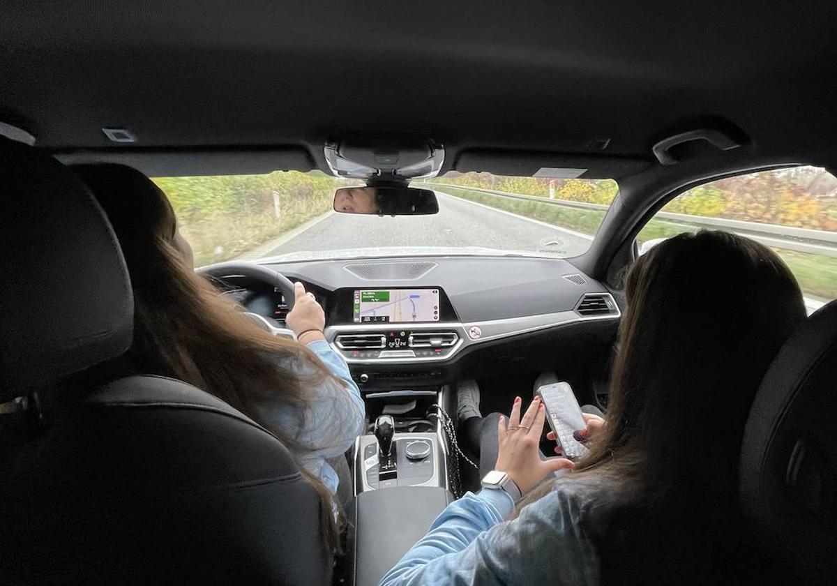 Dos jóvenes alicantinas circulan en coche durante un viaje.